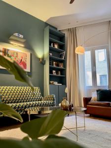 een woonkamer met een bank en een tafel bij 3 min walk-MEIR Cozy 3-4BR house in Antwerpen