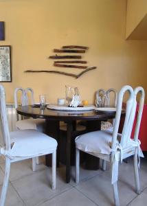 jadalnia ze stołem i 2 krzesłami w obiekcie La casa de Su w mieście Neuquén