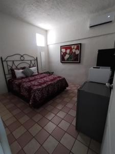 una camera con letto, tavolo e finestra di Estudio Luupita a Cabo San Lucas