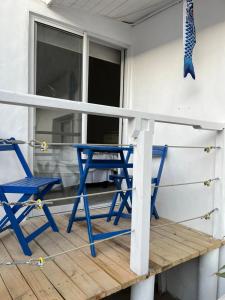 dos sillas azules y una mesa en una terraza en Muelle Apart Hotel, en Tongoy