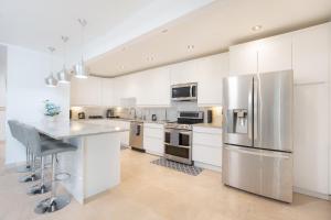 A kitchen or kitchenette at Miami 4Bedroom Retreat heated Pool near to beach