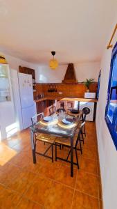 a kitchen with a table and chairs in a room at El Levante in Caleta de Sebo