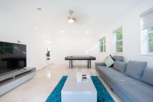 A seating area at Miami 4Bedroom Retreat heated Pool near to beach