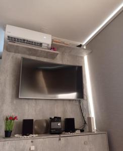 Una televisión o centro de entretenimiento en Condominio don Alfonso
