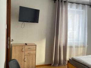 Pokoje Gościnne A i M Dendys في كوربييلوف: غرفة نوم مع تلفزيون بشاشة مسطحة على الحائط