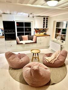 Lyxig oas med modern elegans في مورا: غرفة معيشة مع كرسيين وطاولة