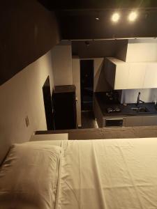 - une petite cuisine avec un lit dans une chambre dans l'établissement Loft Sagitárius - Central Zone - Lotk1, à Rio de Janeiro