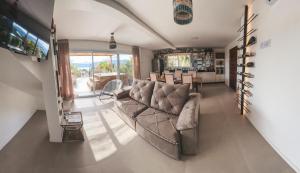 a living room with a couch and a table at Villa Verde Bangalô - Garopaba - SC in Garopaba