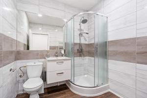 ein Badezimmer mit Dusche, Toilette und Waschbecken in der Unterkunft Leicester Aparthotels - Churchgate in Leicester