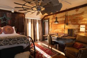 1 dormitorio con 1 cama y escritorio en una habitación en 300 Clifton en Minneápolis