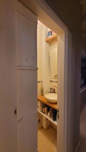 a bathroom with a sink and a mirror at Casa del parque in Necochea