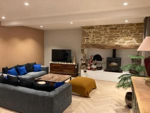 - un salon avec un canapé et une cheminée dans l'établissement Maison Paisible au coeur des Pyrénées, à Igon