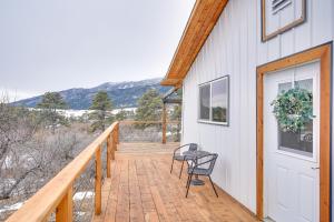 eine Veranda mit einem Stuhl und einer Tür an einem Haus in der Unterkunft Idyllic Rye Cabin Deck with Mountain Views! 