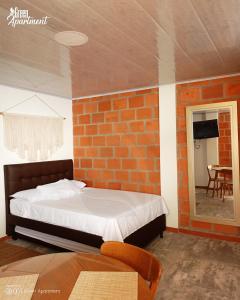 Un pat sau paturi într-o cameră la GREEN APARTMEN "el bosque"