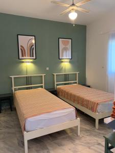 En eller flere senge i et værelse på Villa Aliki