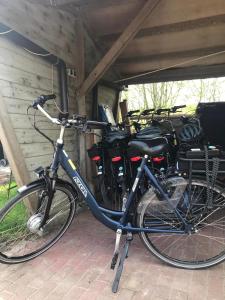 una bicicleta está estacionada en un garaje con grupos en B&B De Oude Skuur Ooi, en Oosterend