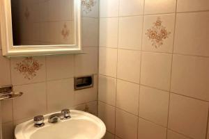 ein Bad mit einem Waschbecken und einem Spiegel in der Unterkunft Chalet del Sol in Ciudad Lujan de Cuyo