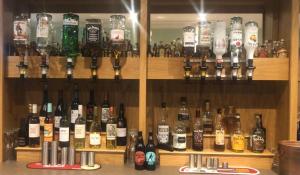 une étagère remplie de bouteilles d'alcool dans l'établissement The Manor Inn Pub and Steakhouse, Fridaythorpe, Driffield, à York