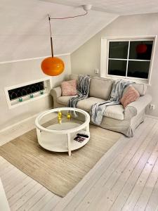Lyxig oas med modern elegans في مورا: غرفة معيشة مع أريكة وطاولة قهوة
