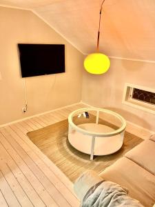 莫拉的住宿－Lyxig oas med modern elegans，一间位于客房角落的带浴缸的客厅
