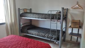 Tempat tidur susun dalam kamar di COMPLEJO BLESSED