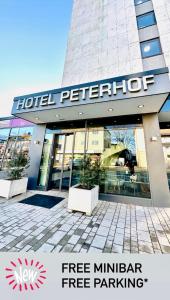 ケンプテンにあるHotel Peterhof - urban lifestyle Kemptenの建物前の宿舎看板