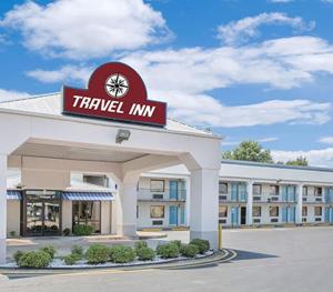 znak gospody na przedniej stronie hotelu w obiekcie Travel Inn North Little Rock w mieście North Little Rock