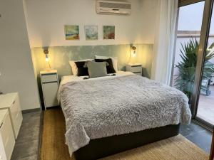 ピネダ・デ・マールにあるPrivate terrace 1BR apt - 4min walk to the beachの大きなベッドと2つのナイトスタンドを備えた寝室 +33枚の写真