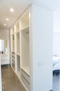 - une chambre avec des placards blancs et un lit dans l'établissement SAL Baleal, à Baleal