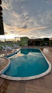 een groot zwembad in een resort met stoelen bij Carolina Palace Hotel in Carolina