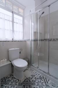 Apartamento La Inmaculada في ايامونتي: حمام مع مرحاض ودش