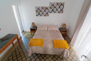 1 dormitorio con 1 cama con 2 mesas y 2 espejos en Apartamento La Inmaculada, en Ayamonte