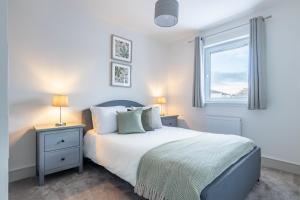 Fletcher's Gate في إينفيرنيس: غرفة نوم بها سرير ونافذة