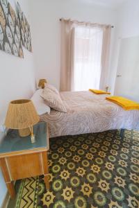 1 dormitorio con 1 cama con mesa y ventana en Apartamento La Inmaculada en Ayamonte