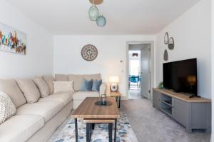 un soggiorno con divano bianco e TV di Fletcher's Gate a Inverness