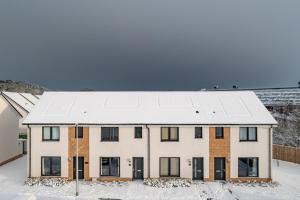 una casa bianca con tetto ricoperto di neve di Fletcher's Gate a Inverness