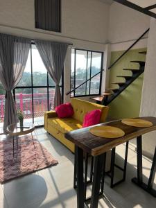 ein Wohnzimmer mit einem Sofa und einem Tisch in der Unterkunft apartaestudios las astromelias salento in Salento
