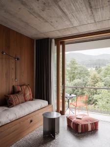 ein Wohnzimmer mit einem Sofa und einem Tisch in der Unterkunft ArtBau Designhotel in Waldkirch