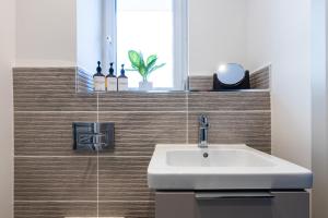 Fletcher's Gate في إينفيرنيس: حمام مع حوض ومرآة +14 صورة