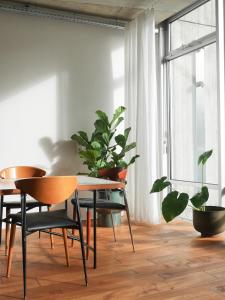 uma sala de jantar com mesas e vasos de plantas em ArtBau Designhotel em Waldkirch