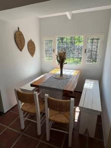 een eetkamer met een tafel en 2 stoelen bij La Lomita, Calamuchita, un plan de tranquilidad y naturaleza plena in Cordoba