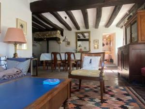 a living room with a couch and a table at Jolie maison de campagne au bord d'un ruisseau in Vinon