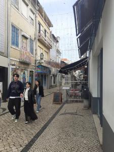 um grupo de pessoas andando por uma rua em Casa Aveiro Praça Do Peixe em Aveiro