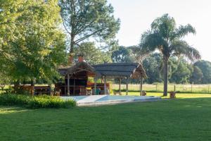 een huis met een paviljoen in een park bij Chacra Casa Quinta Carmen de Areco - La Alpargata in Carmen de Areco
