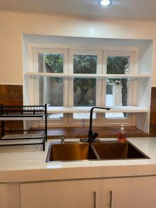 a kitchen with a sink and a window at Casa céntrica Las Higueras in Tarija