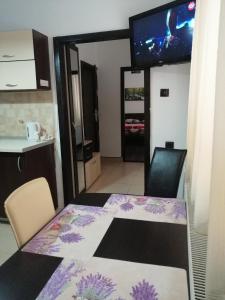 una stanza con tavolo, sedie e cucina di Studio Old Center a Braşov Altre 16 foto