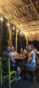 un grupo de mujeres sentadas en una mesa de madera en El Viejo del Mar, en San Bernardo del Viento