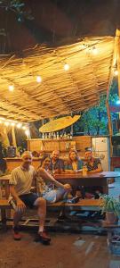 un grupo de personas sentadas en una mesa en El Viejo del Mar, en San Bernardo del Viento