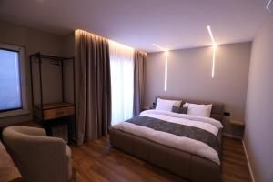 Rúm í herbergi á Dallga Suites