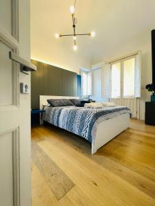 1 dormitorio con 1 cama grande y suelo de madera en Dimora del Mercante en Catania